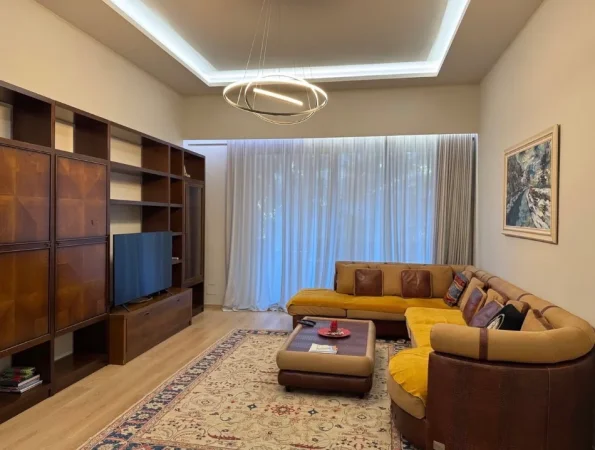 Tirane, shitet apartament 3+1+Ballkon + 2 Poste Parkimi , 115 m² 320.000 € (Prane Kopshtit Zoologjik, Tirane)