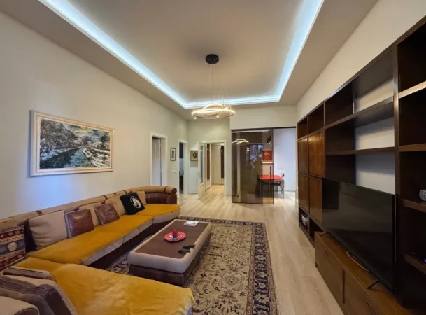 Tirane, shitet apartament 3+1+Ballkon + 2 Poste Parkimi , 115 m² 320.000 € (Prane Kopshtit Zoologjik, Tirane)