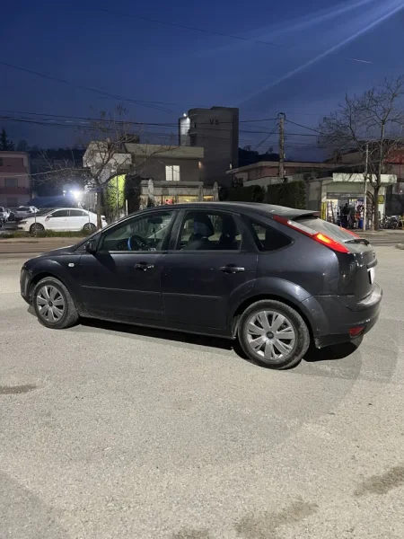 Tirane, shes makine Ford focus super gjendje letra per nje vit Nafte, e zeze manuale Klima -1 km 2.600 €