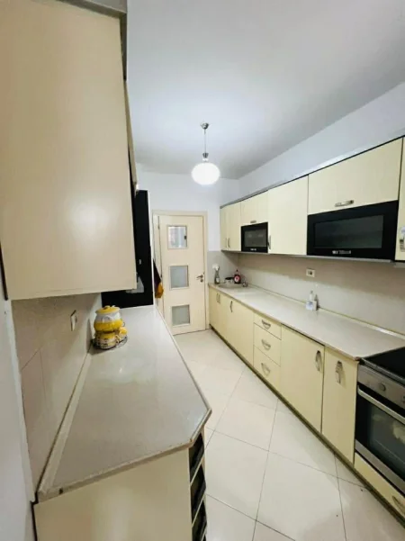 Tirane, jepet me qera apartament 3+1+Ballkon , 110 m² 600 € (Prane viva market)