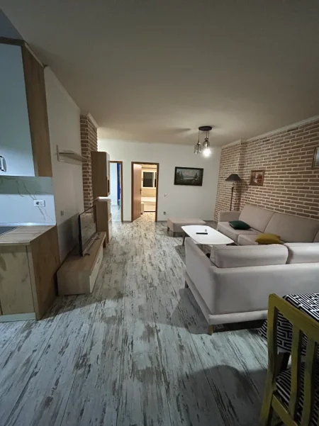 Komuna e parisit, tek German Computers, jepet ap 2+1+Ballkon Kati 7, 100 m². I mobiluar totalisht, parket ne cdo dhome, kondicioner. Cmimi 650€