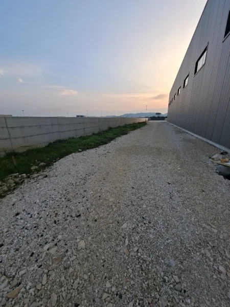 Durres, jepet me qera truall , 5.000 m² (Miqesia)