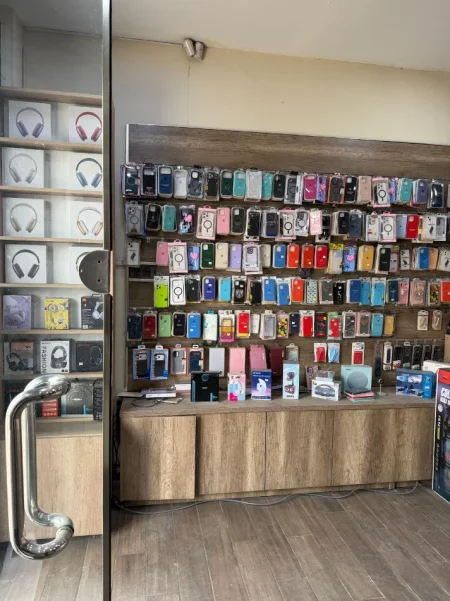 Tirane, shes Servis celularesh dhe kompjuterash 13.000 €