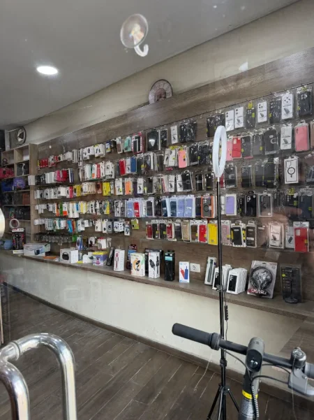 Tirane, shes Servis celularesh dhe kompjuterash 13.000 €