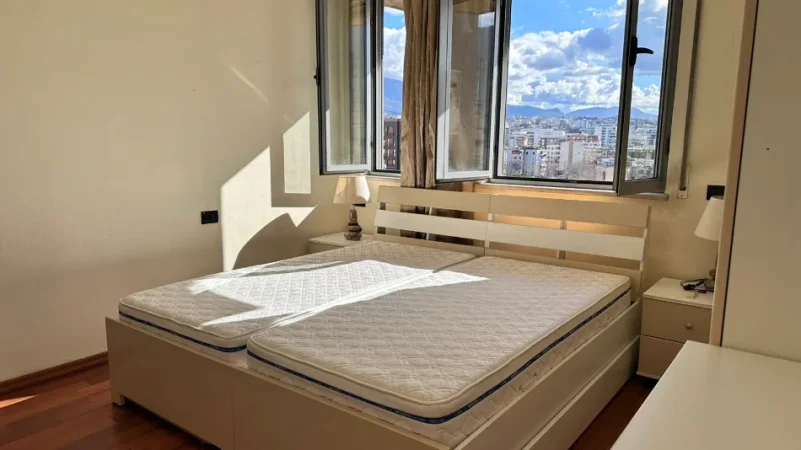 Tirane, jepet me qera apartament 1+1+Ballkon Kati 7, 60 m² 800 € (Rruga Hoxha Tahsin)