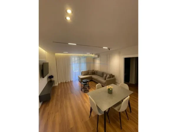 Tirane, jepet me qera apartament 2+1+Ballkon Kati 8, 82 m² 1.000 € (Pazari i Ri)