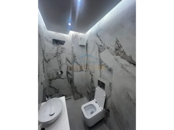 Tirane, jepet me qera apartament 2+1+Ballkon Kati 8, 82 m² 1.000 € (Pazari i Ri)