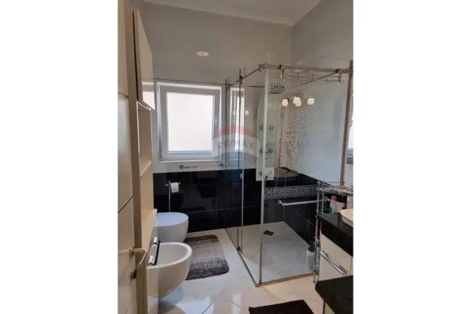 Tirane, jepet me qera apartament , 130 m² 880 € (Rruga Besa)