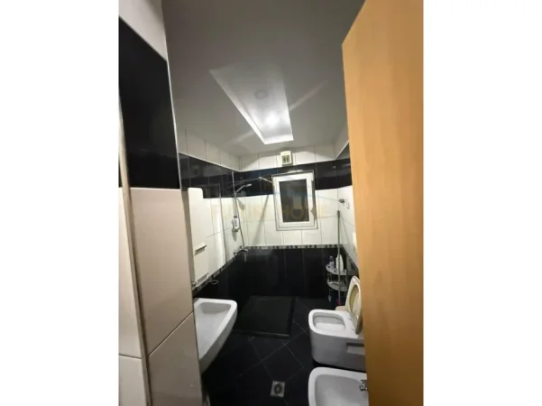 Tirane, jepet me qera apartament 2+1+Ballkon Kati 6, 110 m² 700 € (Unaza e Re)