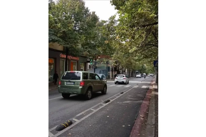 Tirane, jepet me qera zyre , 413 m² 5.200 € (Rr.Hoxha Tasini)