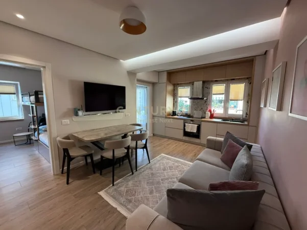 Tirane, jepet me qera apartament 2+1 Kati 6, 60 m² 1.000 € (blloku)