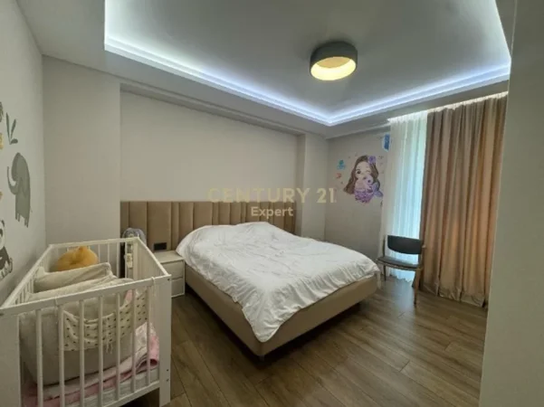 Tirane, jepet me qera apartament 3+1+Ballkon Kati 6, 136 m² 1.200 € (ish fusha aviacionit)