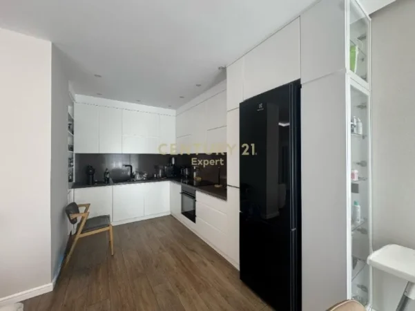 Tirane, jepet me qera apartament 3+1+Ballkon Kati 6, 136 m² 1.200 € (ish fusha aviacionit)