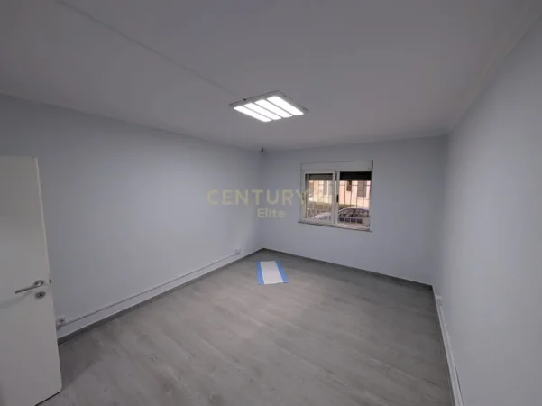 Tirane, jepet me qera zyre Kati 1, 113 m² (Bulevardi Bajram Curri)