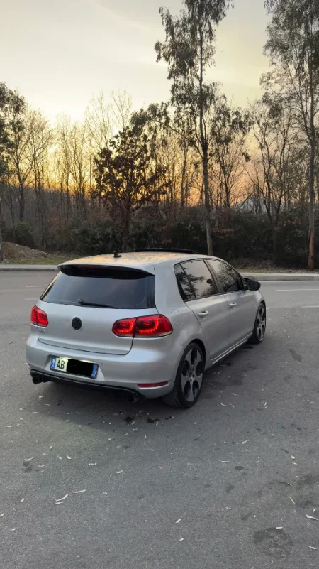 Tirane, shes makine Golf 6 GTI (fabrike) Benzin, gri metalizato automatik Kondicioner 212.000 km 58.000 €