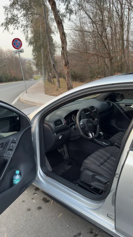 Tirane, shes makine Golf 6 GTI (fabrike) Benzin, gri metalizato automatik Kondicioner 212.000 km 58.000 €