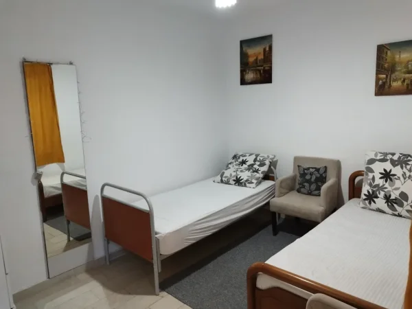 Tirane, jepet me qera garsonier Kati 1, 25 m² 250 € (Poshtë spitalit Amerikan 2)