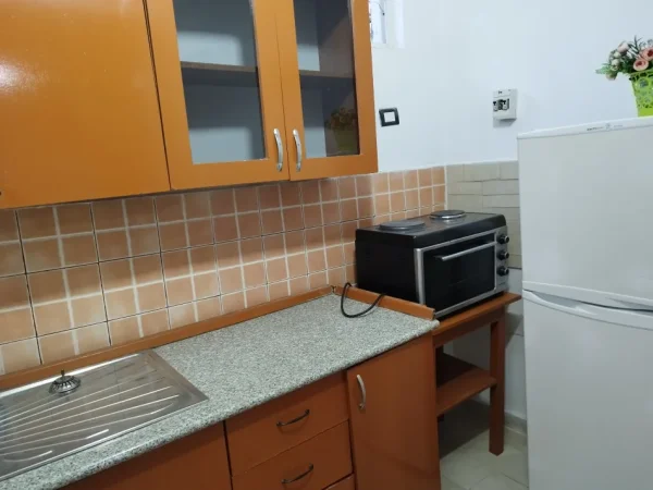 Tirane, jepet me qera garsonier Kati 1, 25 m² 250 € (Poshtë spitalit Amerikan 2)