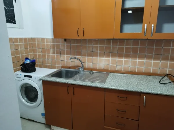 Tirane, jepet me qera garsonier Kati 1, 25 m² 250 € (Poshtë spitalit Amerikan 2)