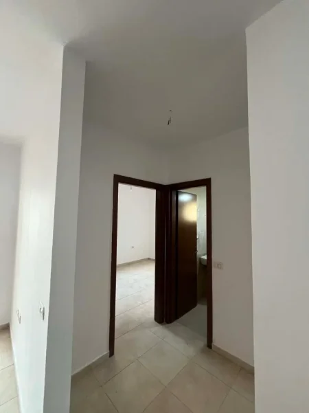 Tirane, jepet me qera apartament 2+1 Kati 3, 100 m² 550 € (Fusha e Avicjonit)