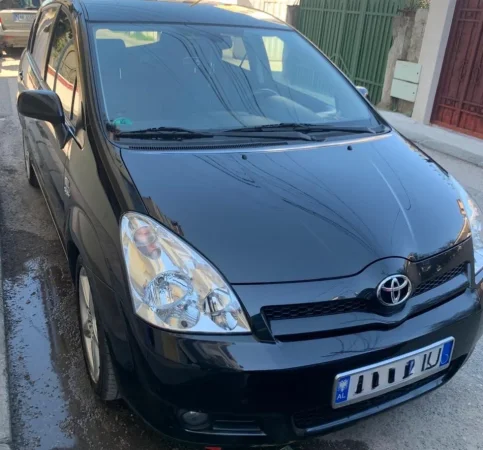 Tirane, shitet makine Toyota Nafte, e zeze manuale 3.800 €
