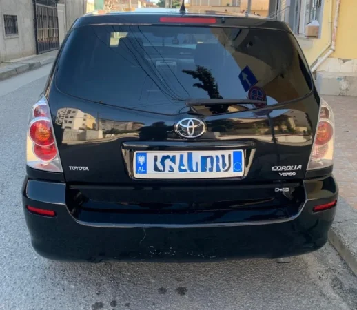 Tirane, shitet makine Toyota Nafte, e zeze manuale 3.800 €