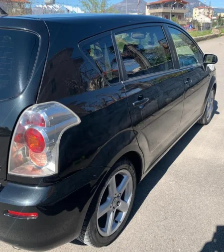 Tirane, shitet makine Toyota Nafte, e zeze manuale 3.800 €