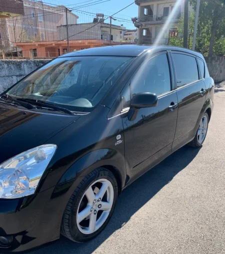 Tirane, shitet makine Toyota Nafte, e zeze manuale 3.800 €