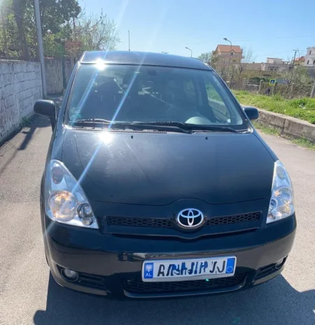 Tirane, shitet makine Toyota Nafte, e zeze manuale 3.800 €
