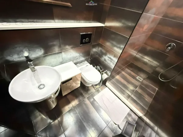 Tirane, jepet me qera apartament 2+1 Kati 8, 96 m² 950 € (Bllok, rruga Vaso Pasha)