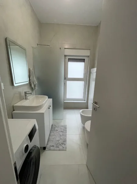 Tirane, jepet me qera apartament 2+1 Kati 5, 79 m² 500 € (Ali Demi)