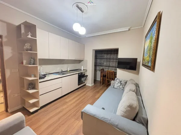 Tirane, jepet me qera apartament 1+1 Kati 3, 60 m² 520 € (Komuna e Parisit, prane Kristal Center)