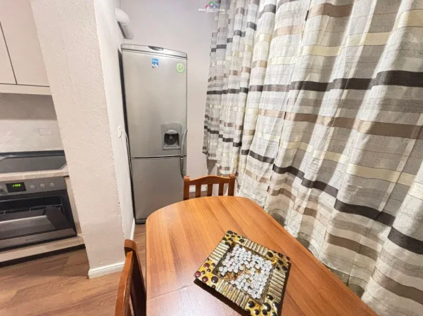 Tirane, jepet me qera apartament 1+1 Kati 3, 60 m² 520 € (Komuna e Parisit, prane Kristal Center)