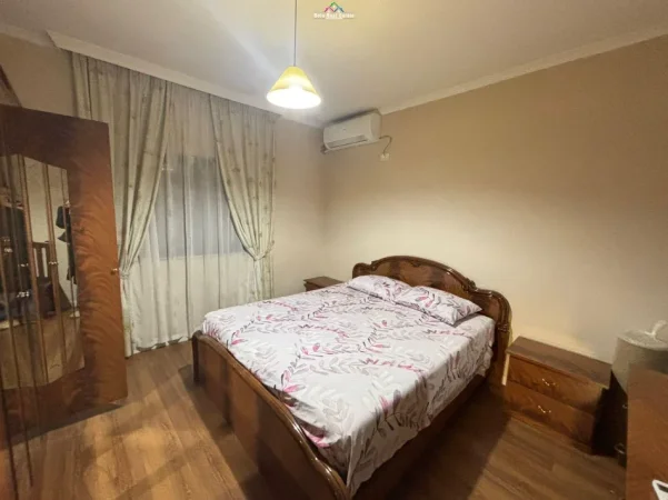 Tirane, jepet me qera apartament 1+1 Kati 3, 60 m² 520 € (Komuna e Parisit, prane Kristal Center)