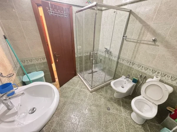 Tirane, jepet me qera apartament 1+1 Kati 3, 60 m² 520 € (Komuna e Parisit, prane Kristal Center)