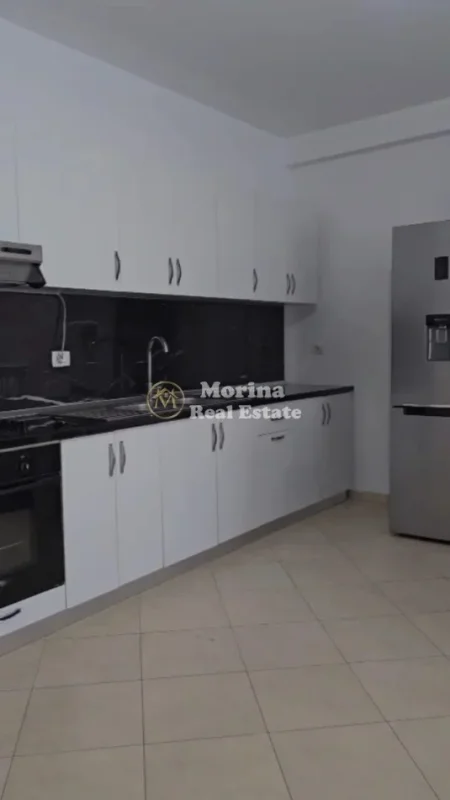 Tirane, jepet me qera apartament 1+1 Kati 2, 129 m² 700 € (5 Maji)