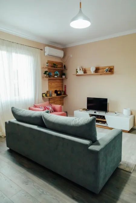 Tirane, jepet me qera apartament 1+1 Kati 5, 60 m² 700 € (Garda)