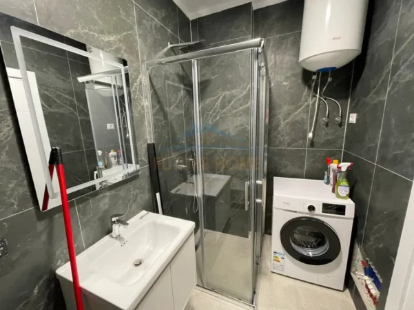 jepet me qera apartament Kati 5, 68 m² 700 € (Rruga Jordan Misja)