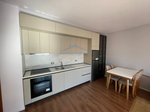jepet me qera apartament Kati 5, 68 m² 700 € (Rruga Jordan Misja)