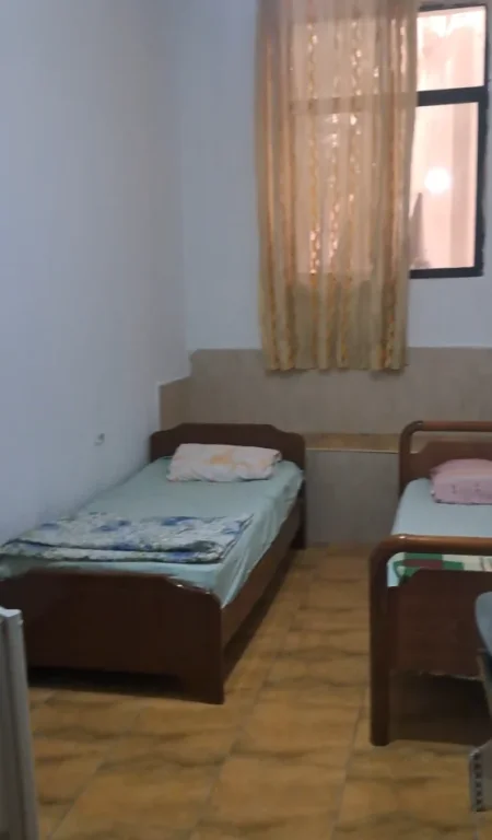 Tirane, jepet me qera garsonier 1+1 Kati 1, 30 m² (Pran Spitalit Amerikan 3,Yzberisht)