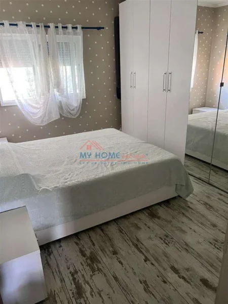 Tirane, jepet me qera apartament 1+1+Ballkon Kati 8, 100 m² 750 € (Komuna e Parisit)