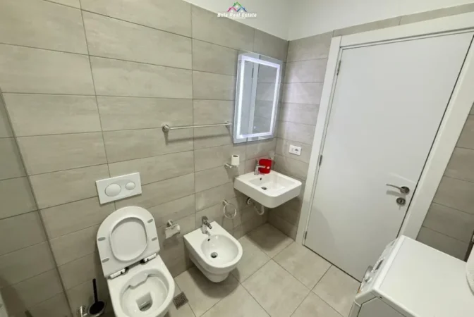 Tirane, jepet me qera apartament 1+1 Kati 7, 72 m² 676 € (Rruga Riza Cerova)
