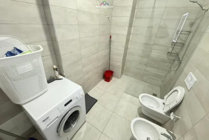 Tirane, jepet me qera apartament 1+1 Kati 7, 72 m² 676 € (Rruga Riza Cerova)