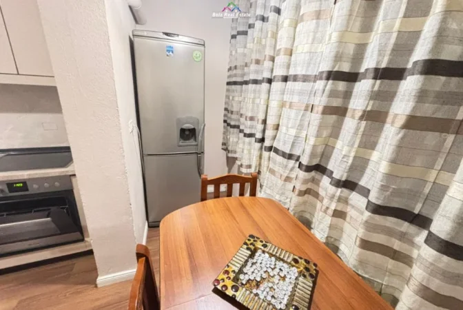 Tirane, jepet me qera apartament 1+1+Ballkon Kati 3, 60 m² 520 € (tish dahia)