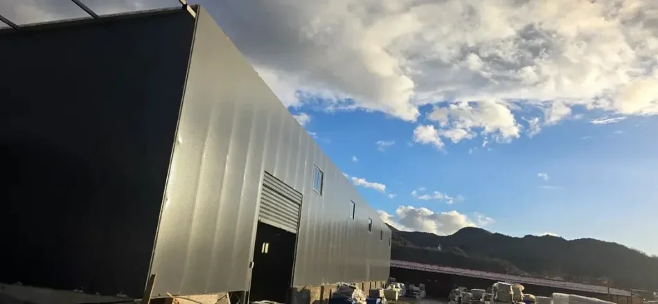 Tirane, jepet me qera magazine Kati 0, 690 m² (Peze)