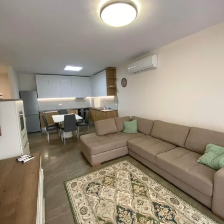 Tirane, jepet me qera apartament 3+1 Kati 6, 130 m² 780 € (fusha e aviacionit)