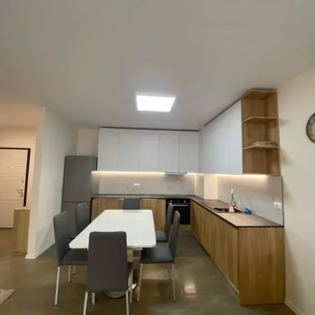Tirane, jepet me qera apartament 3+1 Kati 6, 130 m² 780 € (fusha e aviacionit)