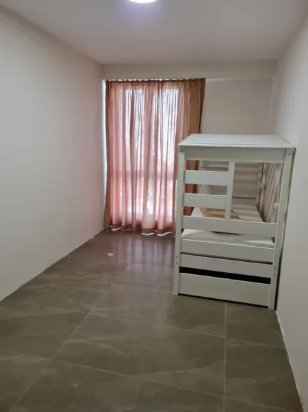 Tirane, jepet me qera apartament 3+1 Kati 6, 130 m² 780 € (fusha e aviacionit)