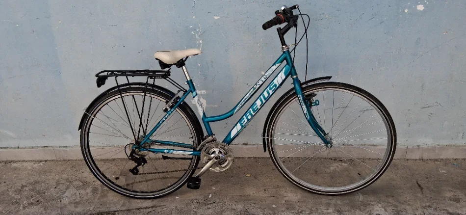 Tirane, njoftim biciklete blu e hapur 150 €