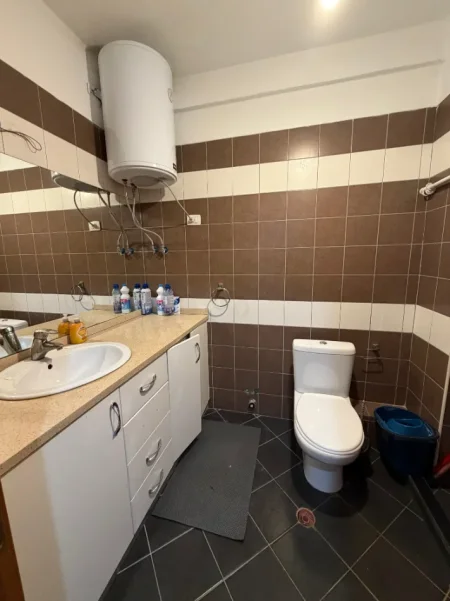 Tirane, jepet me qera apartament 1+1 Kati 6, 60 m² 380 € (Rruga Tom Plezha)